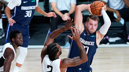  东契奇超远三分绝杀独行侠险胜马刺